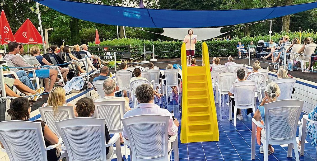 Kultur im Kinderbecken: Beim ersten Freibad-Slam im Erwitter Schlossbad ließen die Zuhörer ihre Füße im Wasser baumeln – auch wenn das eigentlich nicht so geplant war. Foto: Gerwin