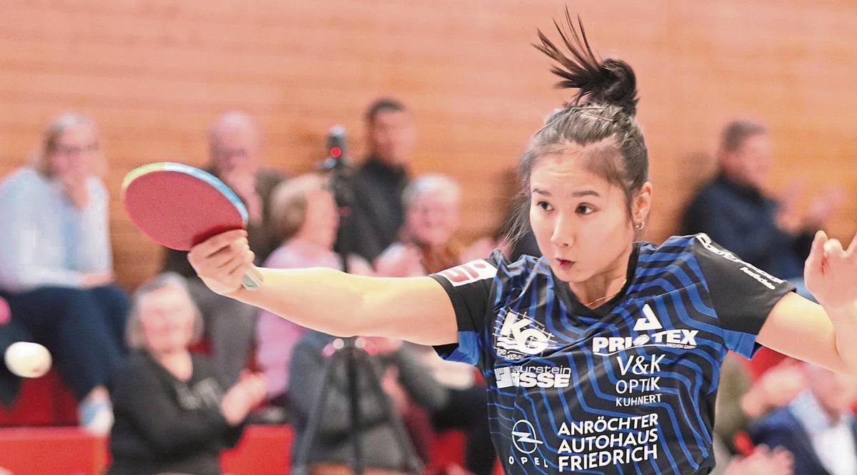 Stark im Doppel, in den Einzeln chancenlos: Loan Le gewann an der Seite von Lukrecija Juchnaite mit 3:1, alle anderen Partien endeten 3:0 oder 0:3. Am Ende entführte der TTK Anröchte beim Tabellenführer MTV Engelbostel-Schulenburg beim 5:5 einen Punkt. Foto: Frank LÜtkehaus