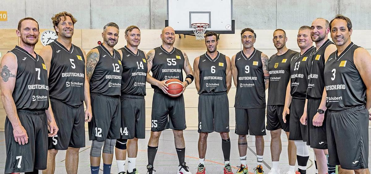 Für das Team Germany mit den Lippstädtern Dominik Kleinschmidt (3.v.r.) und Andre Loddenkemper (4.v.r.) war die Ü45-Basketball-Weltmeisterschaft in der Schweiz ein Wahnsinnserlebnis.