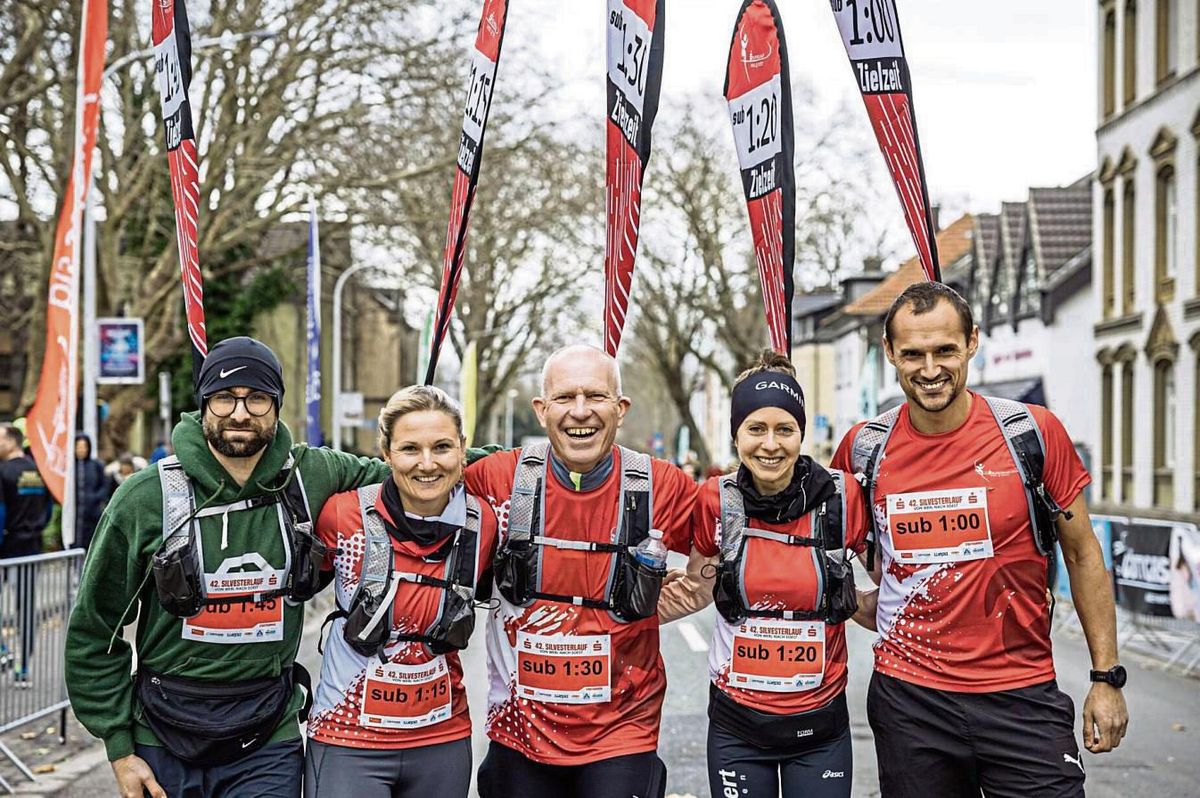 Sie geben beim Silvesterlauf am 31. Dezember das Tempo vor: Auch Kathrin Kempe (2.v.r.) aus Essen ist als Pacemaker an der Werler Stadthalle gut zu erkennen. Ihre, und die Zielzeit ihrer Mitstreiter, für die 15 Kilometer lautet: 1:20 Stunde.