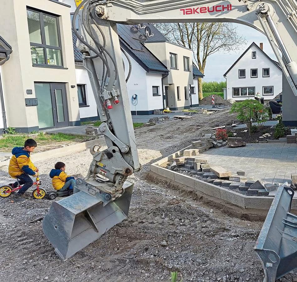 Parken auf der Fahrbahn ist tabu in den beiden kleinen Neubaugebieten, die an zwei Stichstraßen der Sandstraße in Lipperode entstanden sind und wo derzeit der Endausbau läuft. Der Grund: Die Fahrbahn ist zu schmal. Was laut Kritikern dazu führen dürfte, dass Autos vermehrt an der ohnehin oft zugeparkten Sandstraße abgestellt werden. Foto: Heienbrok