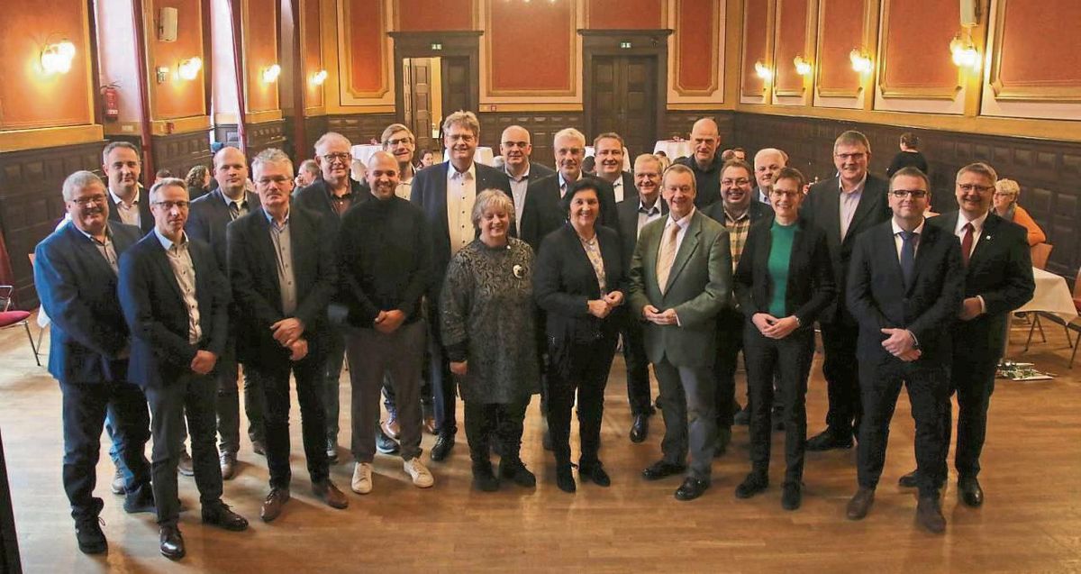 Würdigten den Einsatz aller, die 2023 in der Feuerwehr und im Katastrophenschutz des Kreises Soest tätig waren: Landrätin Eva Irrgang, Kreisbrandmeister Thomas Wienecke und Bezirksbrandmeister Uwe Wiedenbeck. Fotos: Heier