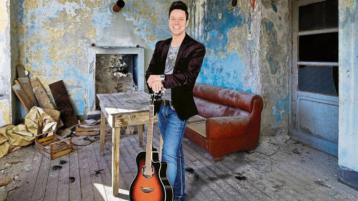 Der aus Anröchte stammende Mirco Clapier leitet den Digitalradiosender „Deine Schlagerwelt“. Foto: Soniox Music
