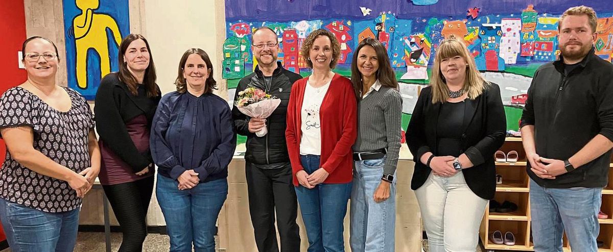 Mit wichtigen Themen für das Schuljahr 2025/26 startet der Vorstand der Stadtschulpflegschaft jetzt durch – hier mit Uwe Thiesmann (4.v.l.), Fachdienstleiter Schule: (v.l.) Elke Kaptur, Susanne Romstadt, Stephanie Schmidt, Jana De Vidts, Helene Dick, Sarah Schwarzrock und Tomasz Lange. Auf dem Bild fehlen: Mandy Fischer und Lisa-Marie Feldgen.