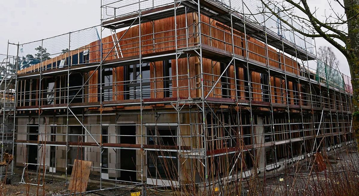 Der Rohbau steht, teils sogar schon mit Holzfassade. Bis Ende Januar soll auch das Dach des Diözesanzentrums lückenlos dicht sein. Fotos: Bsdurek