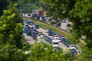 Zum Wochenende rechnet der ADAC wieder mit Staus auf Autobahnen. (Archivbild) - Foto: Peter Kneffel/dpa
