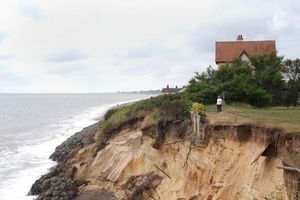 Der Abgrund rückt näher: Im englischen Thorpeness schreitet die Küstenerosion immer weiter voran. Dem fast 100 Jahre alten Haus droht deshalb der Abriss. - Foto: Joe Giddens/PA Wire/dpa