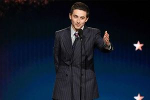 Timothée Chalamet wird in seiner Dankesrede ungewohnt privat. - Foto: Chris Pizzello/Invision/AP/dpa