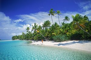 Niue liegt zwischen Fidschi und den auf dem Foto zu sehenden Cookinseln und wirbt mit kristallklarem Wasser. (Illustration) - Foto: picture alliance / dpa