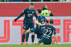 Hoffenheims Andrej Kramaric (r.) darf sich feiern lassen. - Foto: Uwe Anspach/dpa