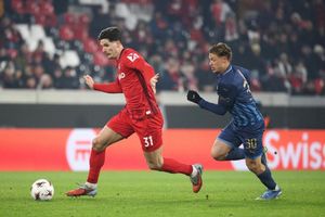 Igor Matanovic (l.) gehörte zu den auffälligsten Freiburgern - und traf. - Foto: Philipp von Ditfurth/dpa