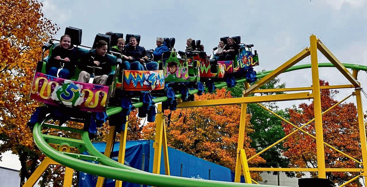 Ein Tag auf dem Rummel ist bei vielen Anröchtern fest eingeplant. Auf der Kirmes gab es nicht nur Leckereien, sondern auch Fahrgeschäfte wie diese Achterbahn. Foto: Wibke Bußmann