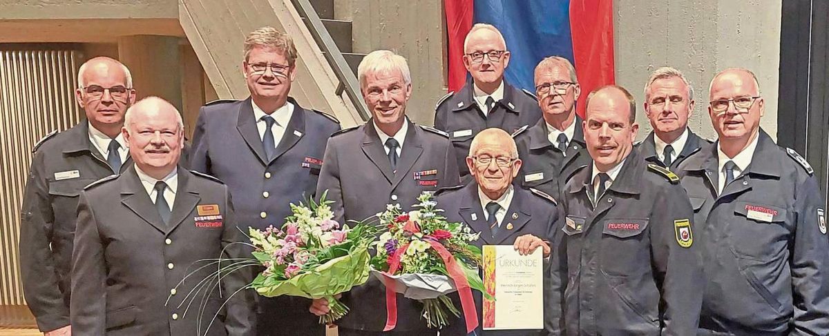 Reinhard Falkenstein (4.v.l.) und Jürgen Schäfers (5.v.l.) wurden von Christian Eichhorn (2.v.l.) und Kreisbrandmeister Thomas Wienecke (3.v.l.) geehrt. Zu den ersten Gratulanten zählte die Leitung der Feuerwehr um Christian Meyer (3.v.r.), Bernd Peterburs (l.), Guido Pfahlberg (r.) sowie die anderen Mitglieder des Stadtfeuerwehrverbandes um Wilhelm Florek (4.v.r.), Frank Jungeilges (2.v.r.) und Thomas Rotthoff (5.v.r.).