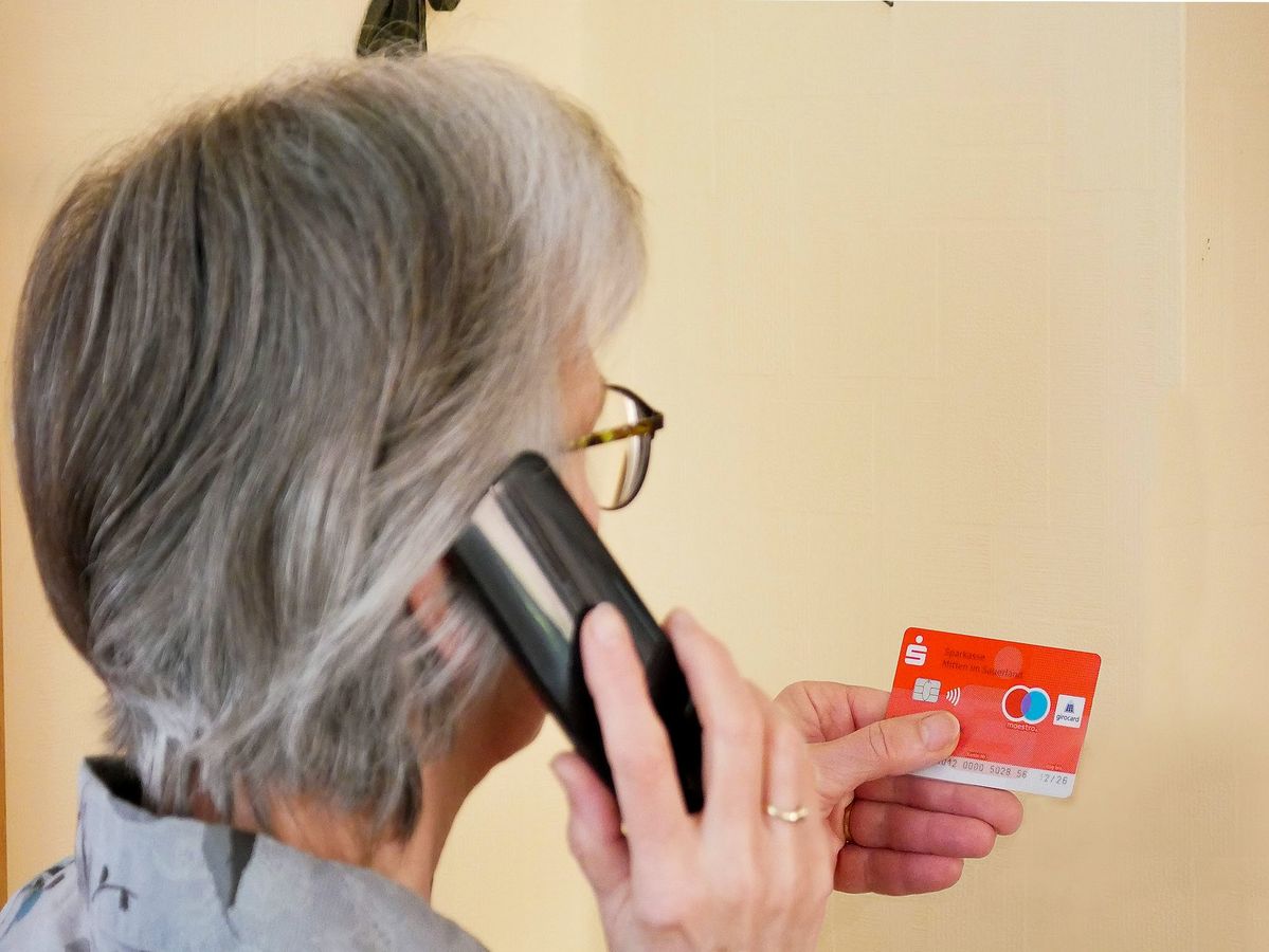 Eine 85-jährige Frau aus Benninghausen hatte großes Glück, dass die Polizei nach einem Schockanruf zur Geldübergabe eilte. Symbolfoto
