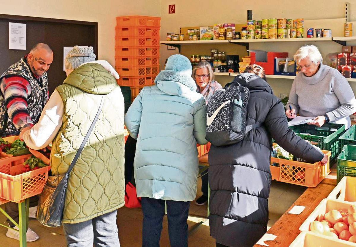 Großer Andrang: Die Tafel in Lippstadt versorgt wöchentlich 750 bis 900 Kunden. 70 bis 80 Haushalte kommen aus Anröchte und Erwitte zum Einkaufen in die Klosterstraße. Die Chance auf eine Tafel-Verkaufsstelle an Hellweg oder Haar ist aufgrund der wirtschaftlichen Rahmenbedingungen dennoch gering. Foto: Tuschen