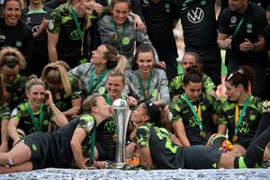 Sieggarantie im Pokal: Mit dem 50. Sieg in Folge feiert der VfL Wolfsburg seinen 11. Pokalsieg. - Foto: Fabian Strauch/dpa