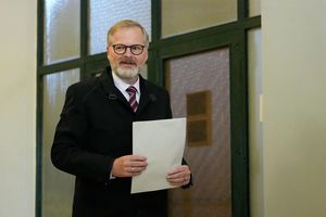 Der tschechische Regierungschef Petr Fiala gibt seine Stimme bei den Parlamentswahlen in einem Wahllokal ab. Nach der Niederlage seiner liberalkonservativen Koalition hat sein Kabinett nun seinen Rücktritt erklärt. (Archivbild) - Foto: Darko Bandic/AP/dpa