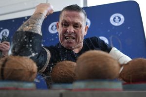 Gaude knackte seinen eigenen Rekord von 83 Kokosnüssen. - Foto: Marcus Brandt/dpa