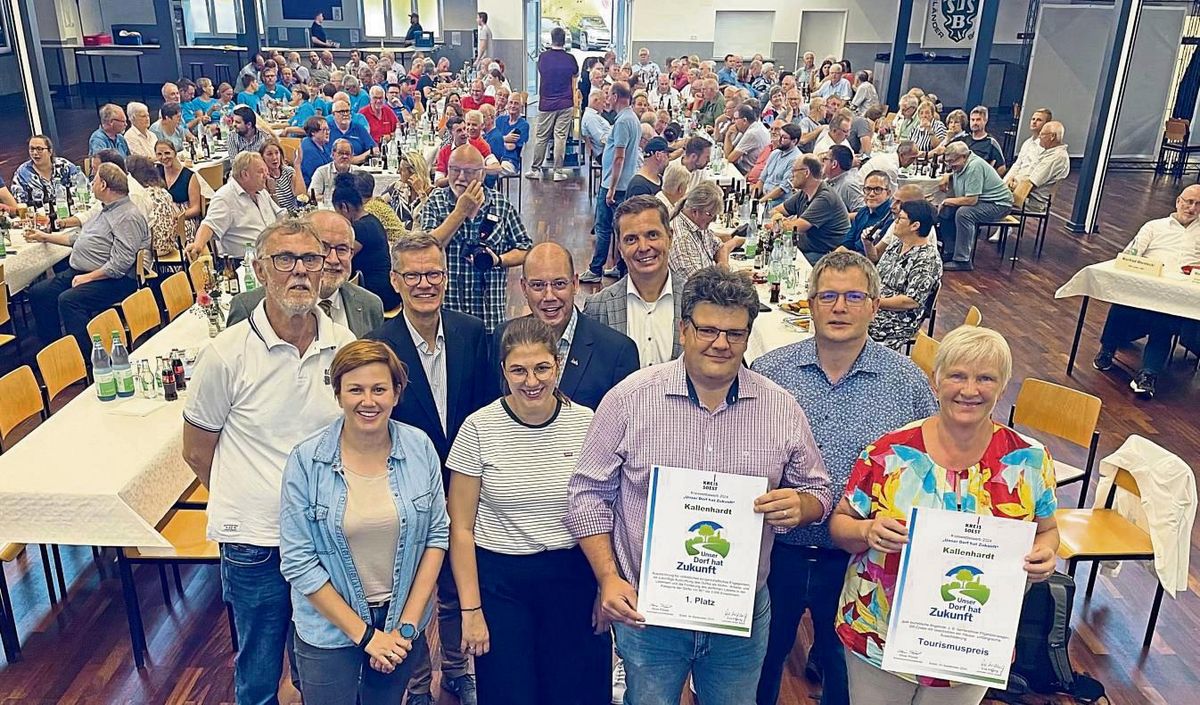 Im Lager der Kallenhardter ist die Freude groß: erster Platz beim Dorfwettbewerb „Unser Dorf hat Zukunft“. Foto: Rückert