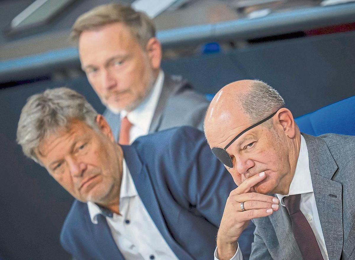 Lange Gesichter bei Olaf Scholz (SPD), Robert Habeck (Grüne) und Christian Lindner (FDP): Die Ampel-Koalition ist momentan nicht der größte Sympathieträger der Republik. Juso-Kreisvorsitzender und Geseker Lennart Rixen kann das zumindest in Teilen nachvollziehen. Fotos: dpa/Dietz