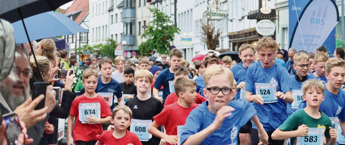 Altstadtlauf-Start in der Rathausstraße: Die 2,5-Kilometer-Runde führt über Cappeltor, Burg-, Soest-, Cappel- und Spielplatzstraße sowie Woldemei und Geiststraße. Die erste kleine Runde für Bambinis (16.20 Uhr) führt auch über den Marktplatz; das Finale setzen Staffeln um 19.15 Uhr. Archivfoto: Feichtinger