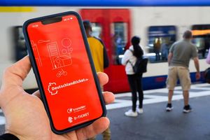 Wer ein Deutschlandticket haben möchte, wird ab dem kommenden Jahr tiefer in die Tasche greifen müssen. (Symbolbild) - Foto: Julian Stratenschulte/dpa