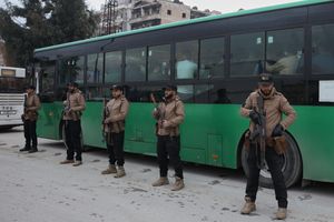 Berichten zufolge haben die letzten kurdischen Kämpfer Aleppo in Bussen verlassen. - Foto: Omar Albam/AP/dpa