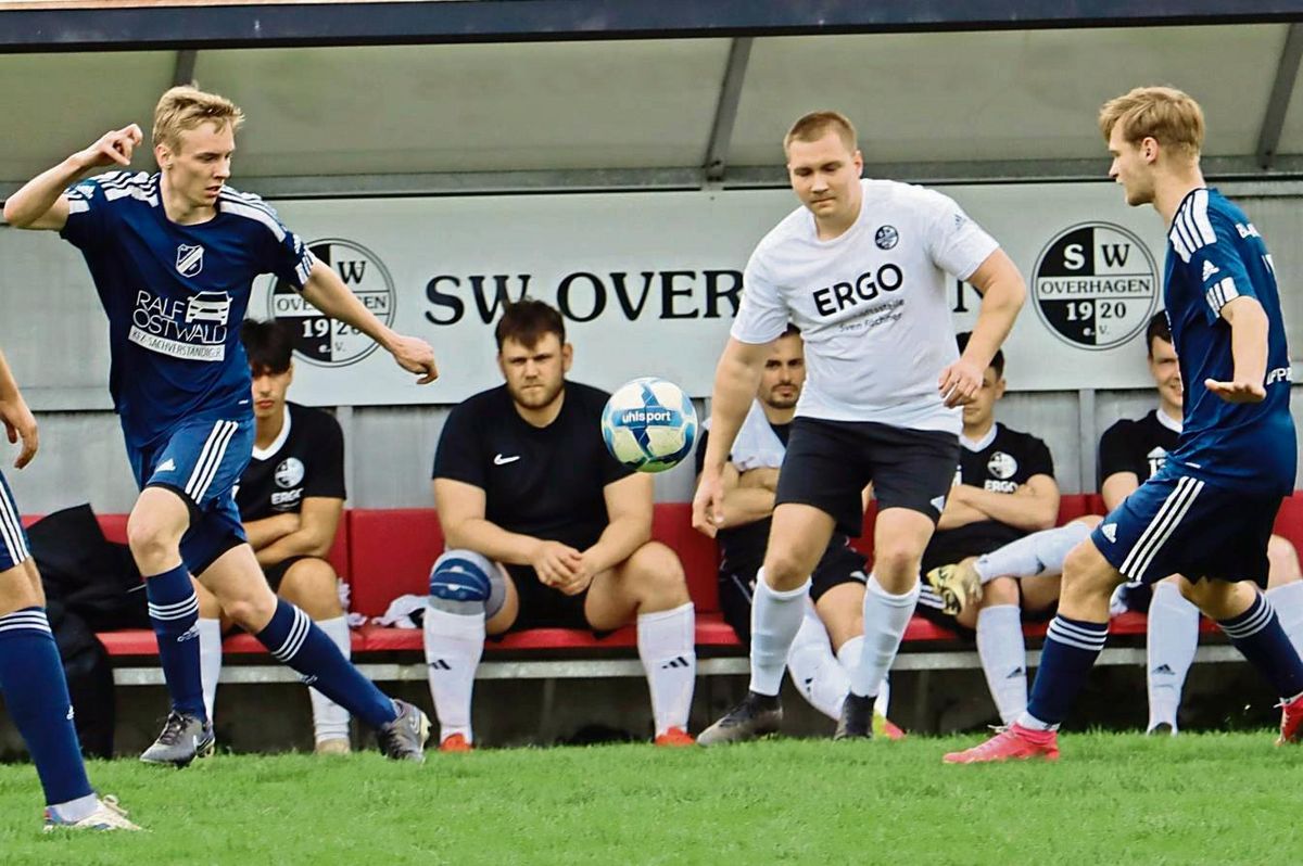 Die Schwarz-Weißen aus Overhagen holten gegen Lipperbruch (in Blau) zweimal einen Rückstand auf, dennoch standen sie am Ende mit leeren Händen da. Foto: Feichtinger