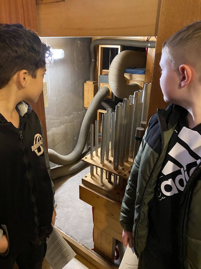 Edris und John erkunden das Innere der Orgel.