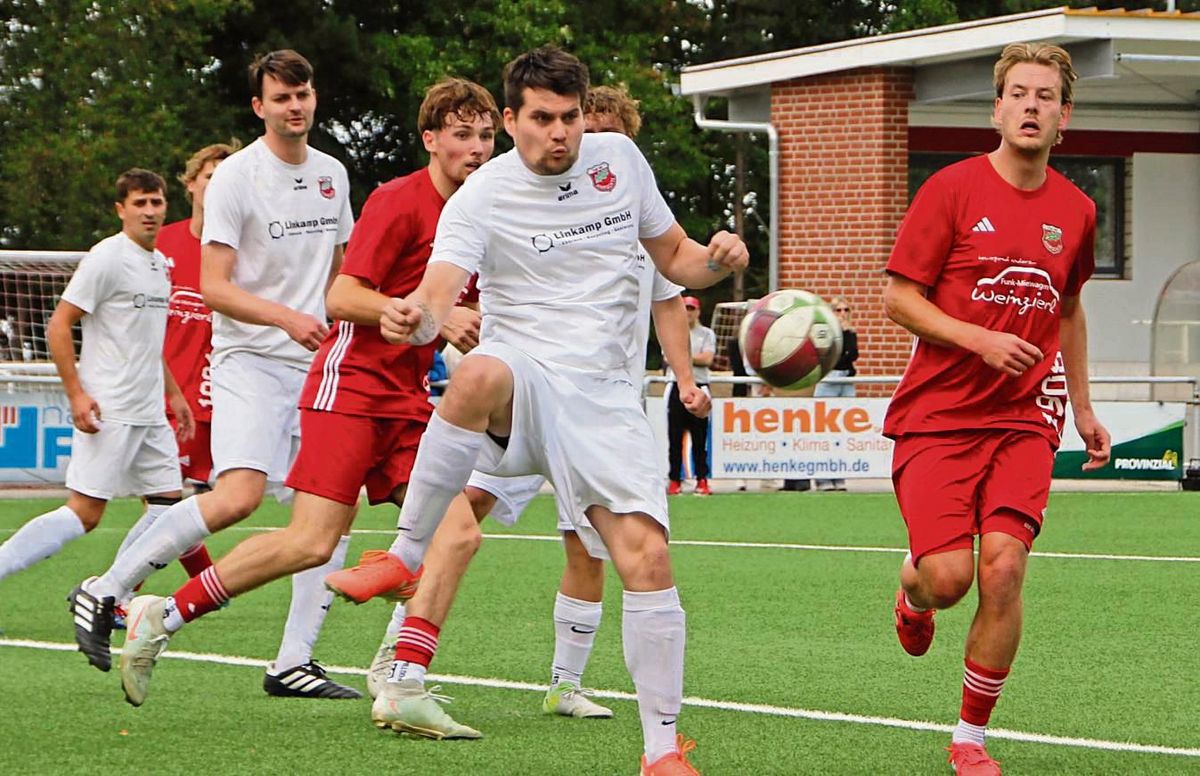Unterm Strich zog sich die Anröchter Reserve (in Weiß) im Vereinsderby gegen die eigene erste Mannschaft (in Rot) achtbar aus der Affäre, die 0:2-Niederlage konnte man am Ende aber nicht verhindern. Foto: Schnieder