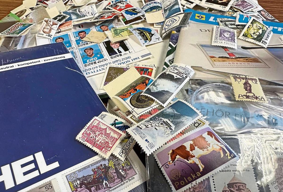 Die große Welt der kleinen Marken: Die Lippstädter Briefmarkensammler treffen sich regelmäßig zum Tauschtag im Pfarrheim in Cappel. „Wir sind alle Exoten“, sagen sie über sich und ihre Sammelleidenschaft. Fotos: Cegelski