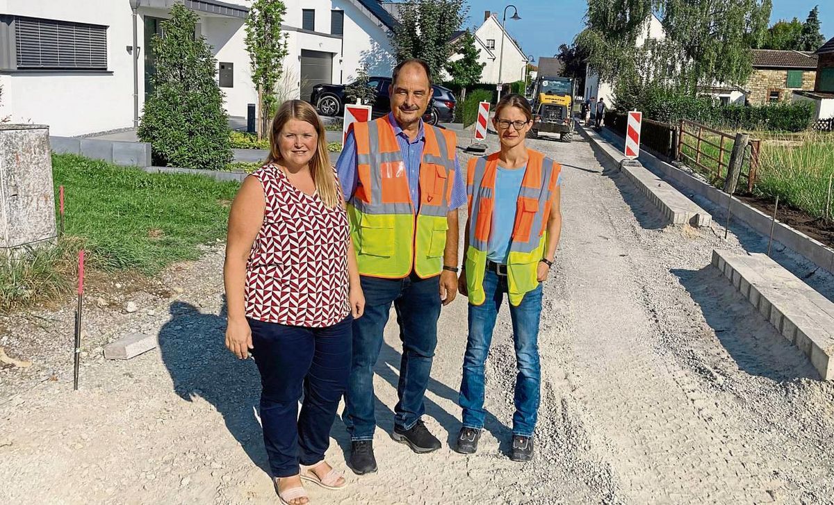 Über Anröchter Straßenbaustellen, wie hier in der Bruchstraße, informierten (v.l.) Bürgermeister-Vertreterin Alexandra Falkenau sowie die zuständigen Bauamt-Ingenieure Wolfgang Grude und Katja Mollerus. 