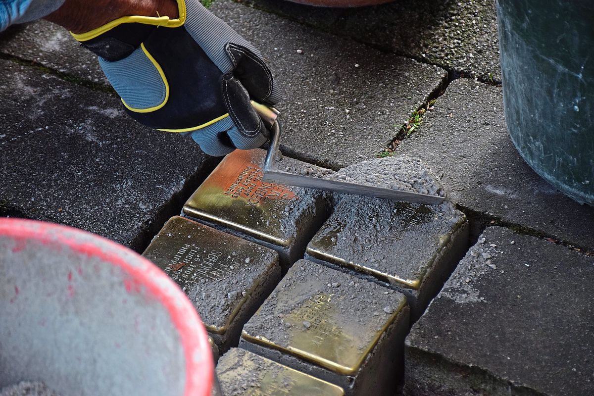 Zum vierten Mal werden in Geseke Stolpersteine für verfolgte und ermordete Juden verlegt. Zuletzt waren die Schönbecks (im Foto) an der Reihe, es folgen die Cohns und Schiffs. Archivfoto: Daniel Kossack