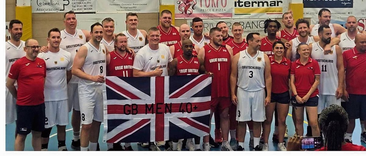 Nein, diesmal waren es nicht die Spanier: Das deutsche Ü40-Basketball-Team mit dem Lippstädter Dominik Kleinschmidt (vorne 5.v.l.) und dem Geseker Marius Nolte (hinten 2.v.r.) verlor bei der Maxi-EM gegen Großbritannien. Am Ende stand nach einer beachtlichen Leistung Platz fünf.