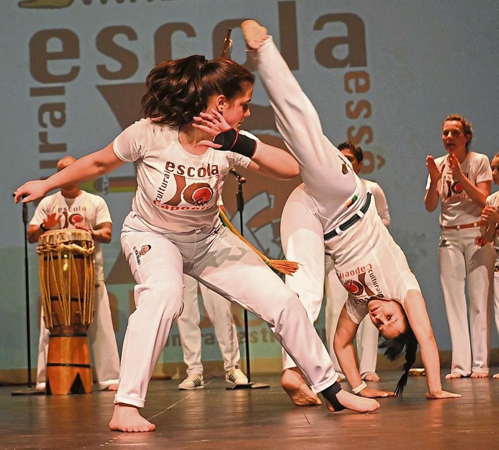 Brasilianische Kampfkünste präsentierte die Capoeira-Gruppe vom Verein Viva Brasil und steckte auch das Publikum mit ihrer guten Laune an. Fotos: Tuschen