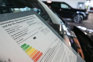Verbraucher sollen beim Autokauf mit einem neuen Pkw-Label künftig unter anderem besser über den Verbrauch und die Emissionen ihres potenziellen Neuwagens informiert werden. - Foto: Bernd Weißbrod/dpa