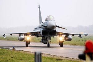 Deutsche Eurofighter sollen von Polen aus zum Schutz der Nato-Ostflanke beitragen. (Archivbild) - Foto: Hauke-Christian Dittrich/dpa