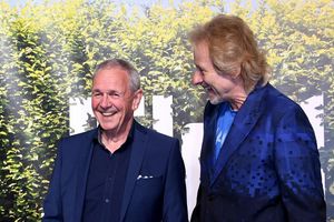 Die beiden Moderatoren Fritz Egner und Thomas Gottschalk verbindet eine lange Freundschaft. (Archivbild) - Foto: Britta Pedersen/dpa-Zentralbild/dpa