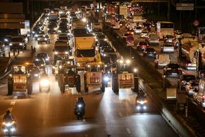 Traktoren sind auf der Pariser Ringstraße unterwegs. - Foto: Thomas Samson/AFP/dpa