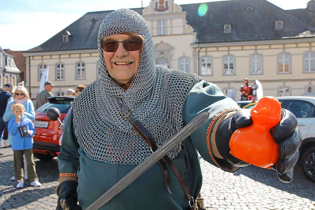 Auch Josef Vossebürger, der neue Graf Bernhard, freut sich schon auf das Entenrennen am Sonntag. Foto: Puls