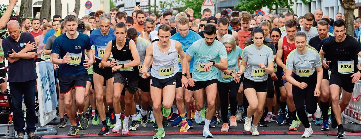 Und los geht’s: Nach dem Firmenlauf, der mit knapp 1500 Teilnehmern restlos ausgebucht ist, gehen ab 19.15 Uhr die 10 Kilometer-Läufer auf die Strecke. Unser Bild stammt aus dem Vorjahr. „Es wird wieder eine fantastische Veranstaltung werden“, sind die Organisatoren überzeugt. Foto: Feichtinger