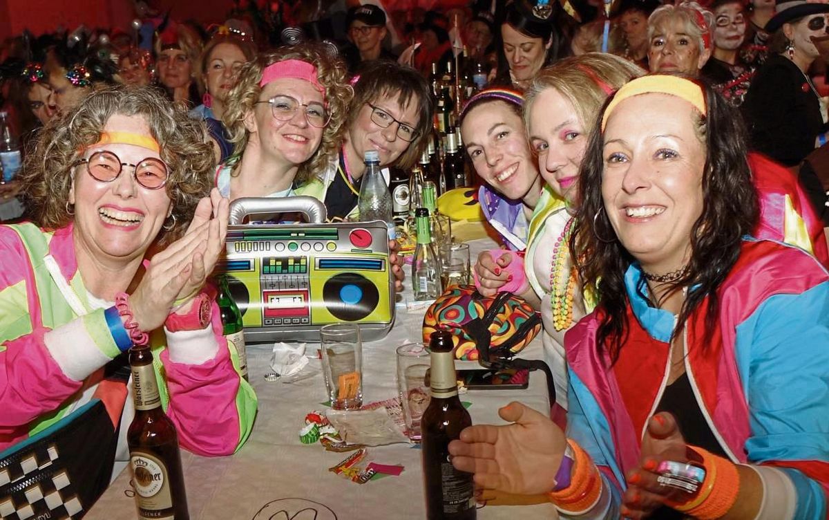 Allerbeste Partystimmung herrschte auf dem Mädelsabend in der ausverkauften Stadthalle. Fotos: Kloer
