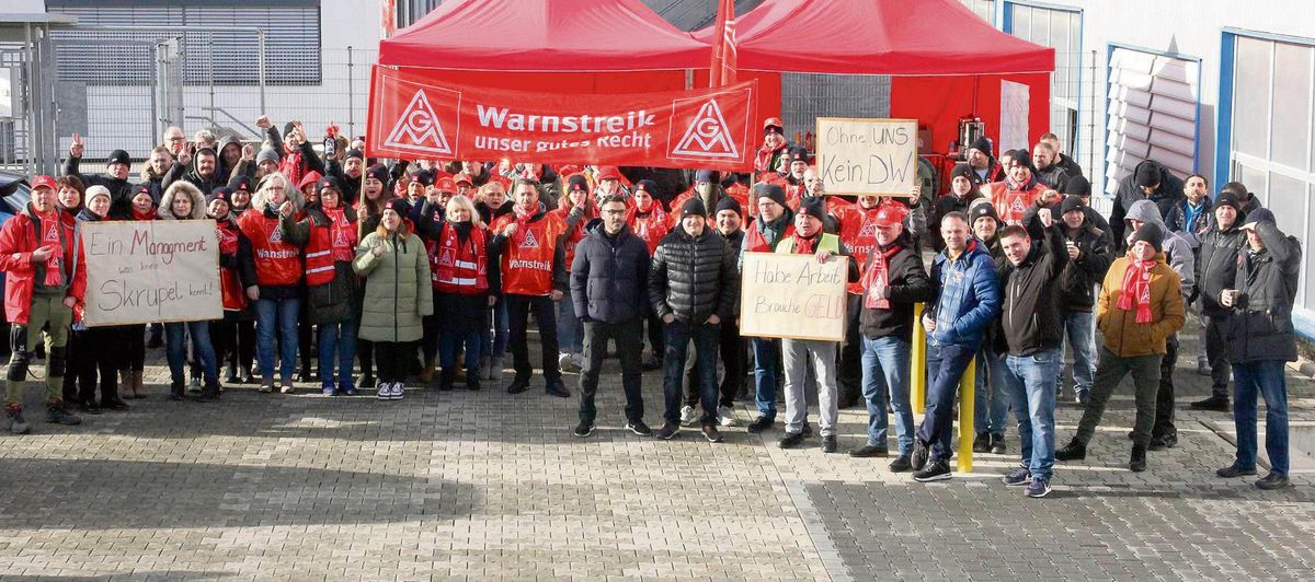 Große Teile der Früh- und Spätschicht von Druckguss Westfalen versammelten sich gegen 13.30 Uhr vor dem Werkstor an der Fortunastraße. Fotos: Schwade