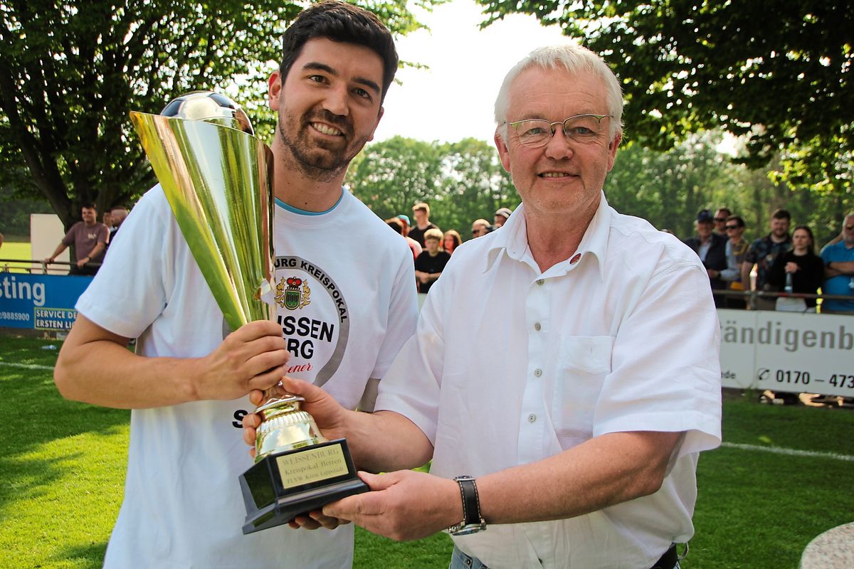 Kreispokalsieger VfL Hörste/Garfeln (hier mit Thomas Kückmann, links) hat mit dem Bezirksligisten SV 03 Geseke ein schweres Los gezogen. Foto: Heinke