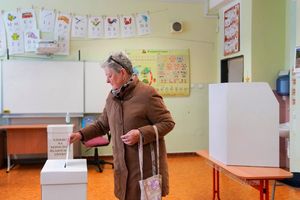 Eine Frau gibt ihre Stimme bei den Präsidentschaftswahlen in der Slowakei ab. - Foto: Petr David Josek/AP/dpa