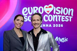 Das Moderatoren-Duo für den ESC im Mai in Wien steht fest: Victoria Swarovski und Michael Ostrowski. - Foto: Roland Schlager/APA/dpa