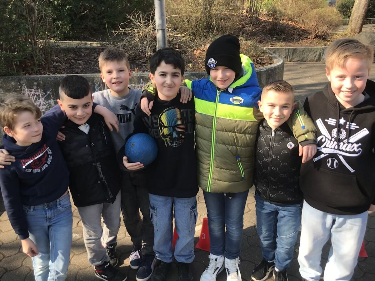 Pavel (4. v.l.) mit seinen Fußball-Kumpeln