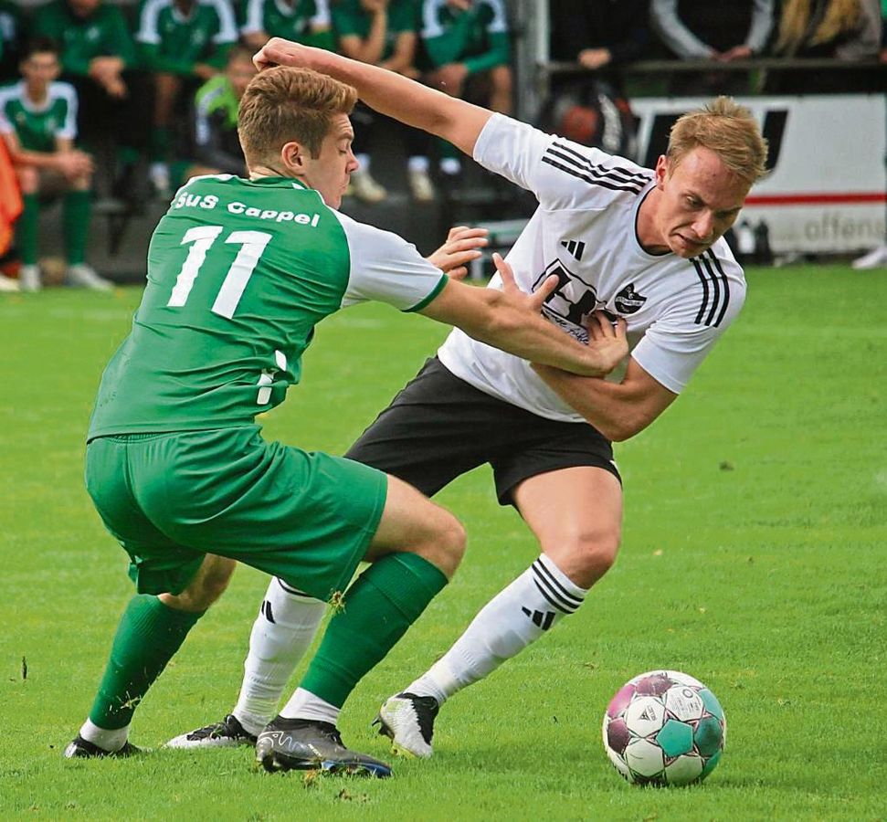 Das Duell Störmede (in Weiß) gegen Cappel gab es in dieser Saison bereits, und zwar in der Meisterschaft. Dort siegte der Bezirksliga-Absteiger bei der Rehborn-Elf mit 2:1. Foto: Heinke