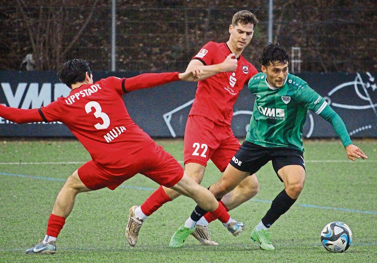 Gentrit Muja und Lukas Wulf (M.) versuchen gemeinsam Münsters starken Linksfuß Melih Sayin zu stoppen. In den ersten 30 Minuten fehlte den Gästen aus Lippstadt oft der Zugriff. Fatih Ufuks Torchance war dann so etwas wie der Brustlöser. Fotos: Thorsten Heinke
