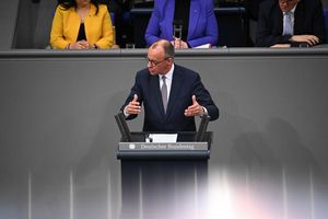 Ohne Reformen und Sparen geht es auch mit dem Milliarden-Paket nicht, meint Merz. - Foto: Bernd von Jutrczenka/dpa